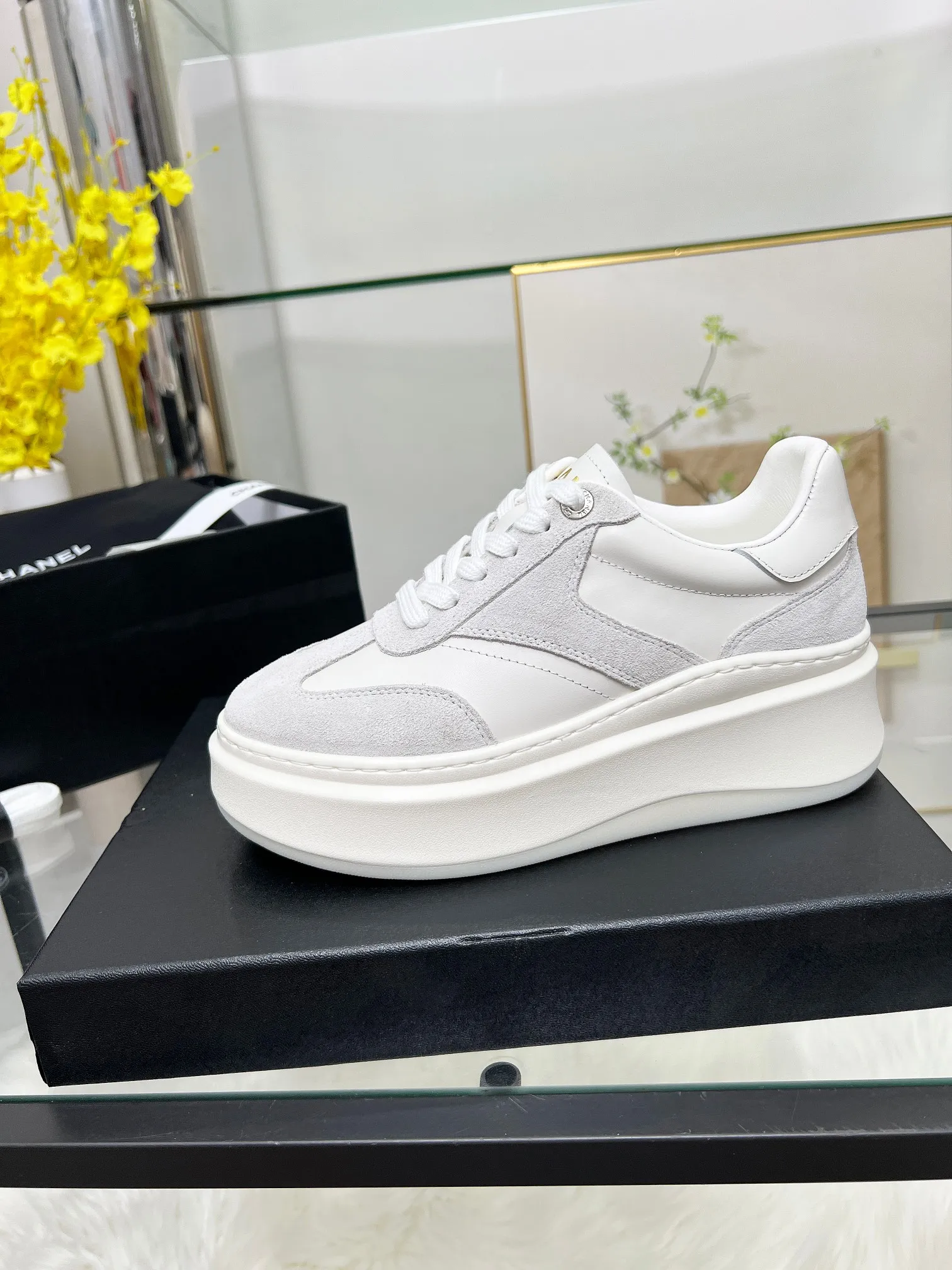 👟👟Ex-factory price 480👟👟 CHANEL 25C spring and summer new sports shoes official website is available at the same time ❤️ Counter out-of-stock kings. Major bloggers are recommending new styles on social days. This season’s new styles are simply eye-catching and look great on the feet. The casual casual sports style is refreshing and natural, interpreting Chanel’s fashionable femininity. The overall customization makes all sports models on the market at that time obsolete. This series is now available for sale! The upper is made of custom imported pebbled calf leather ➕ custom frosted calf leather. The lining is made of original one-to-one professionally customized mesh. Hardware accessories. Original full set of molds (not common in the market). Original custom molded TPU combination outsole. Height 4 cm. Women's size 35-39.